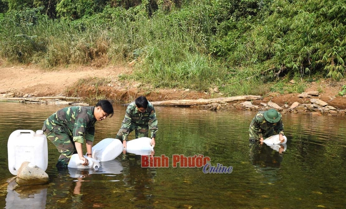 Đ&oacute;ng qu&acirc;n tr&ecirc;n v&ugrave;ng đất &ldquo;kh&aacute;t&rdquo;