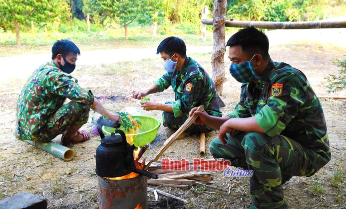 Ăn rừng, ngủ v&otilde;ng &ldquo;chiến đấu&rdquo; với  Covid-19