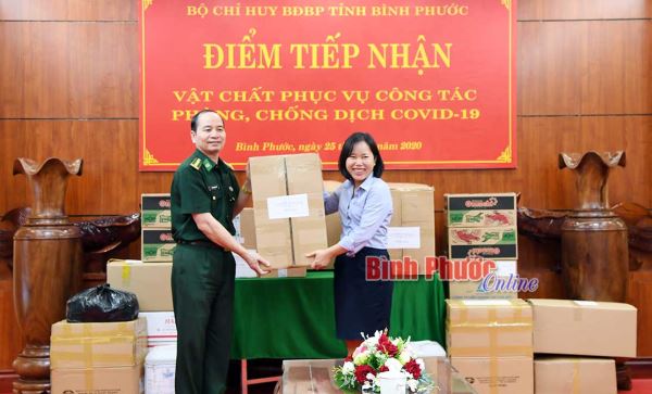Bộ đội bi&ecirc;n ph&ograve;ng tỉnh tiếp nhận vật chất y tế phục vụ ph&ograve;ng, chống Covid-19