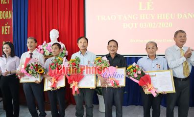 Đồng Xoài: 27 đảng viên được nhận huy hiệu Đảng đợt 3-2