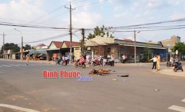 T&ocirc;ng trực diện &ocirc; t&ocirc;, 1 phụ nữ bị thương