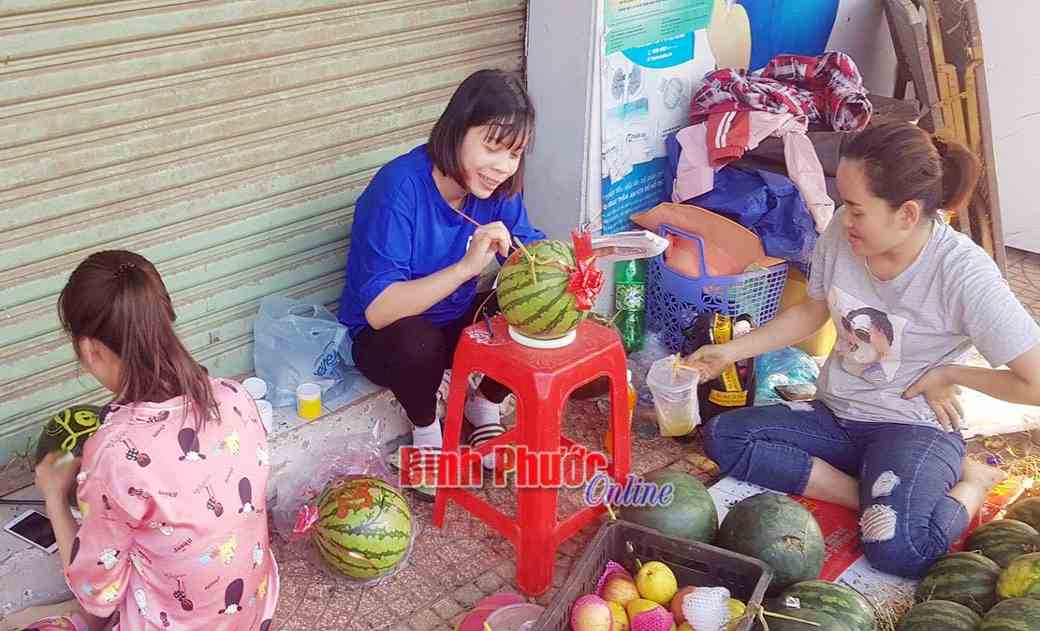 Nghề “khắc chữ” dưa chưng tết vào mùa