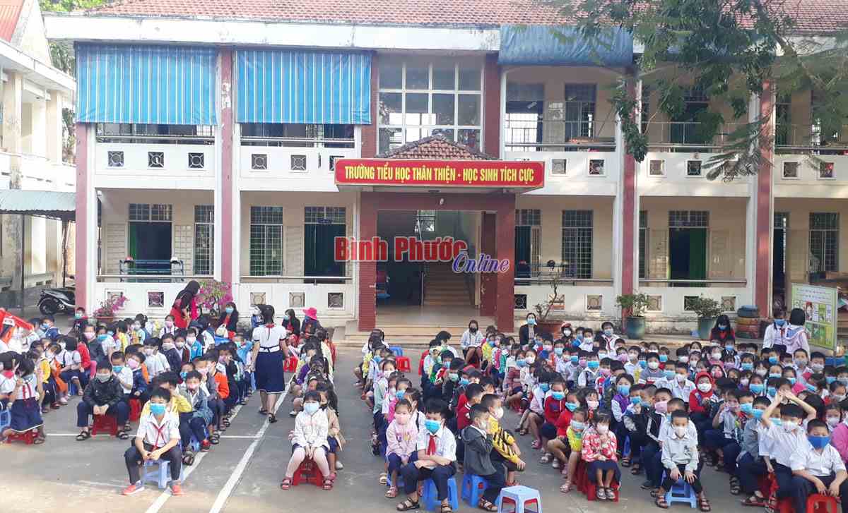 Tuyên truyền học sinh phòng, chống dịch corona trong buổi chào cờ đầu tiên sau tết