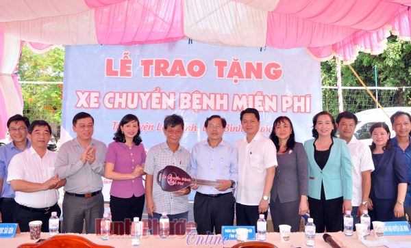 Hỗ trợ xe cứu thương và tặng tivi cho người nghèo huyện Lộc Ninh