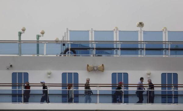 Thêm 70 người nhiễm COVID-19 trên du thuyền ở Nhật, Canada thuê máy bay rước về