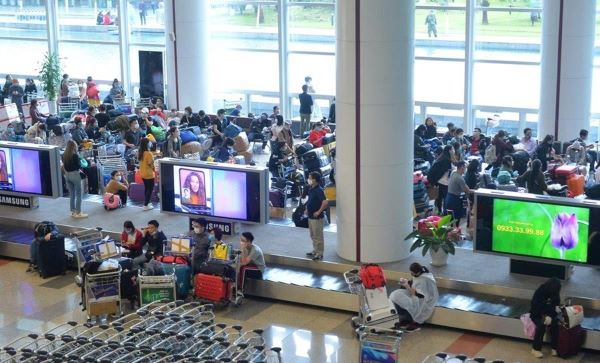 Dừng vận chuyển người Việt Nam từ nước ngoài về sân bay Tân Sơn Nhất