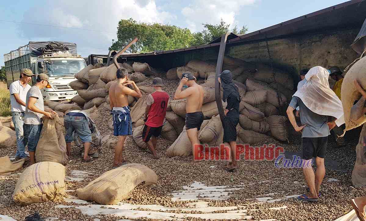 Lật xe tải, hàng chục tấn hạt điều tràn ra đường