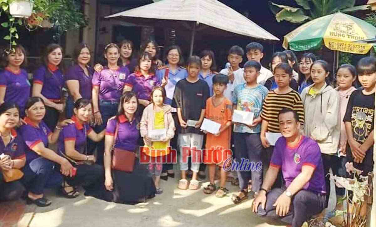 Câu lạc bộ “Hạt gạo ấm lòng” tặng quà tết cho các đối tượng yếu thế