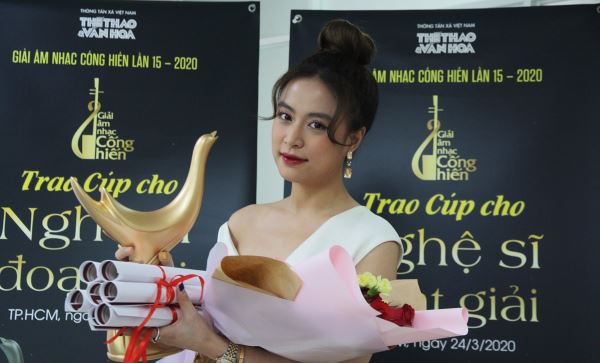 Ho&agrave;ng Th&ugrave;y Linh ''đại thắng'' tại Giải &Acirc;m nhạc Cống hiến lần thứ 15