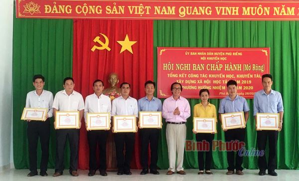 &Ocirc;ng B&ugrave;i Văn Hiếu được bầu l&agrave;m Chủ tịch Hội khuyến học huyện Ph&uacute; Riềng