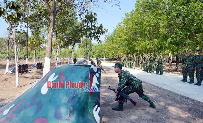 Lực lượng vũ trang tỉnh s&ocirc;i nổi m&ugrave;a huấn luyện