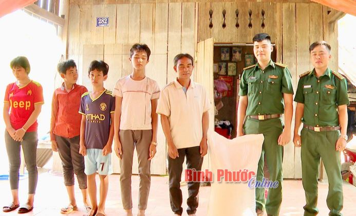 Đồn biên phòng Bù Đốp hỗ trợ gạo cho hộ nghèo