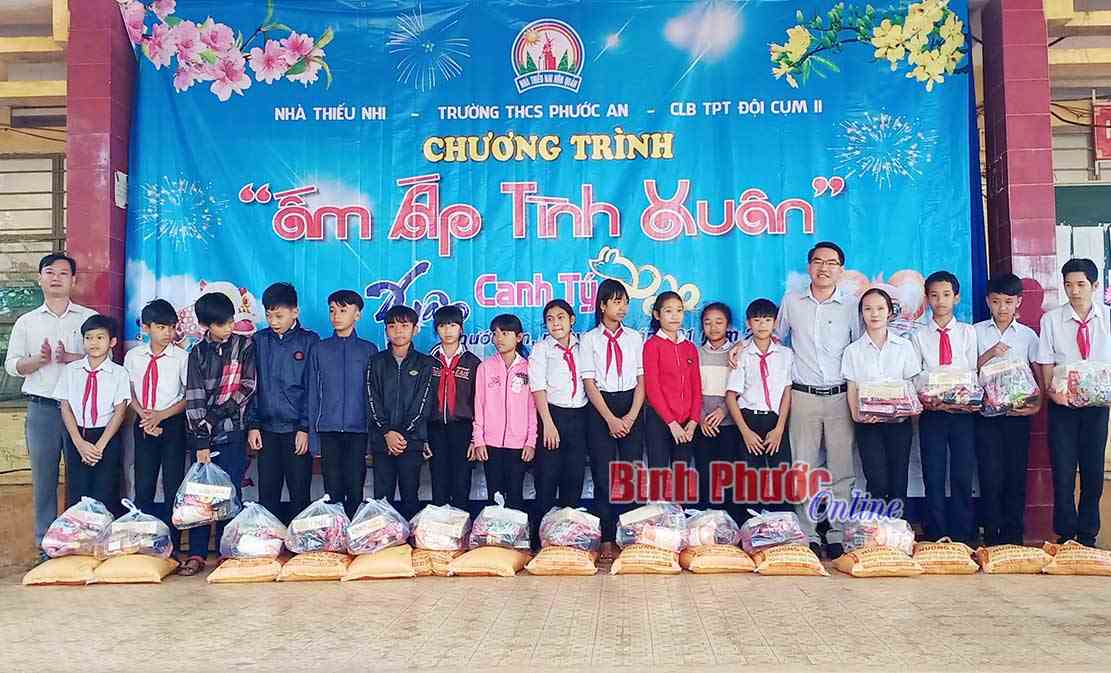 Trao hơn 19 triệu đồng quà tết tặng học sinh khó khăn