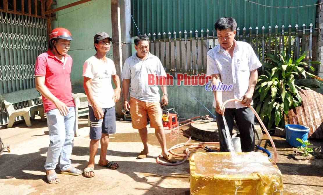 Người dân hoang mang vì giếng nước có mùi lạ