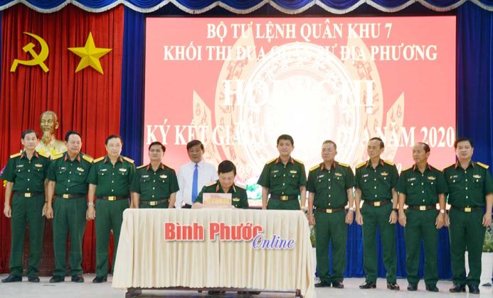Khối qu&acirc;n sự địa phương Qu&acirc;n khu 7 k&yacute; kết giao ước thi đua