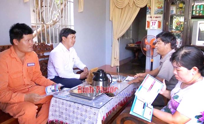 Điện lực Lộc Ninh đẩy mạnh thanh toán tiền điện không dùng tiền mặt