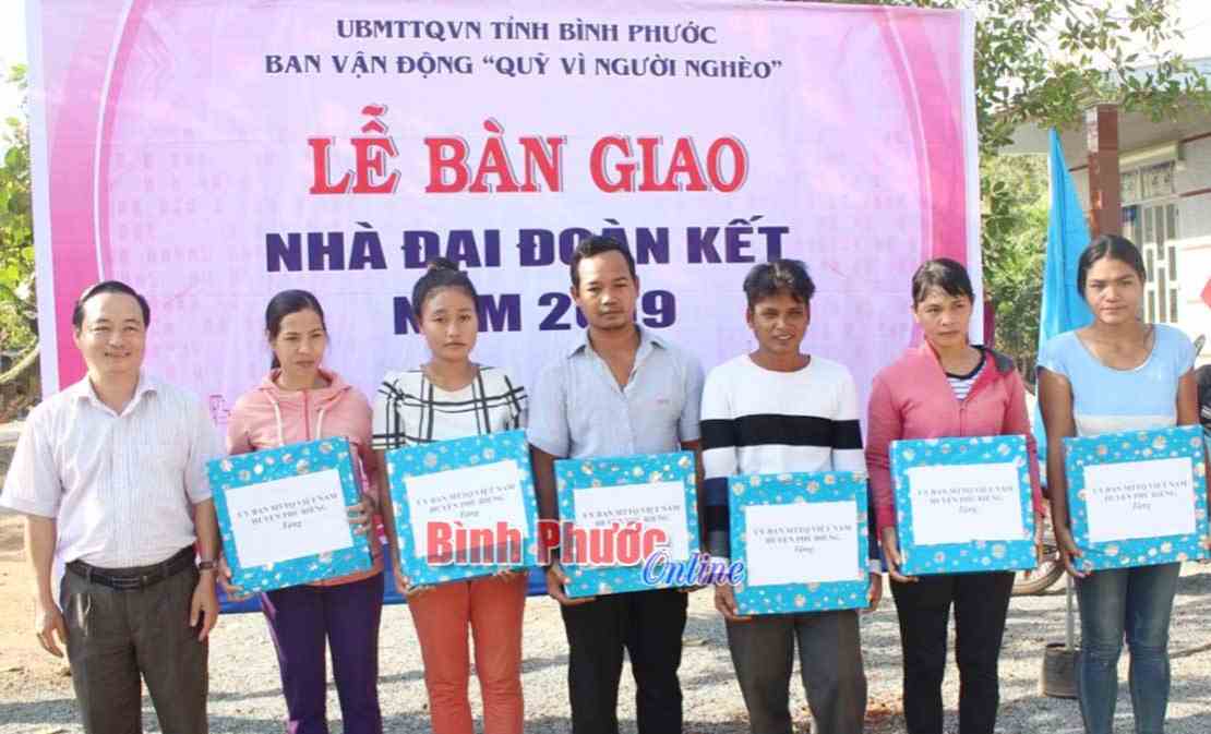 Bàn giao 9 nhà nghĩa tình đảng viên, đại đoàn kết