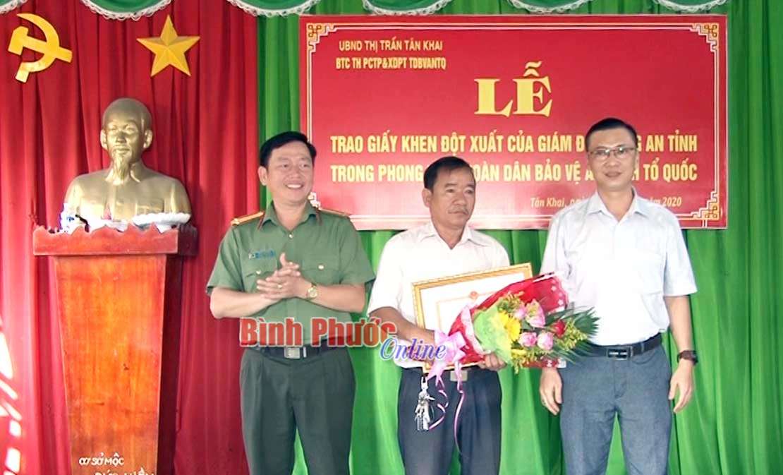 Khen thưởng đột xuất quần chúng Phạm Viết Hùng