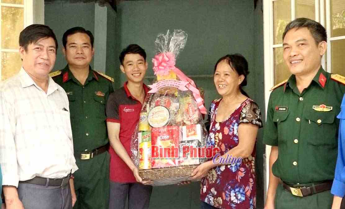 Thanh ni&ecirc;n Chơn Th&agrave;nh sẵn s&agrave;ng l&ecirc;n đường nhập ngũ