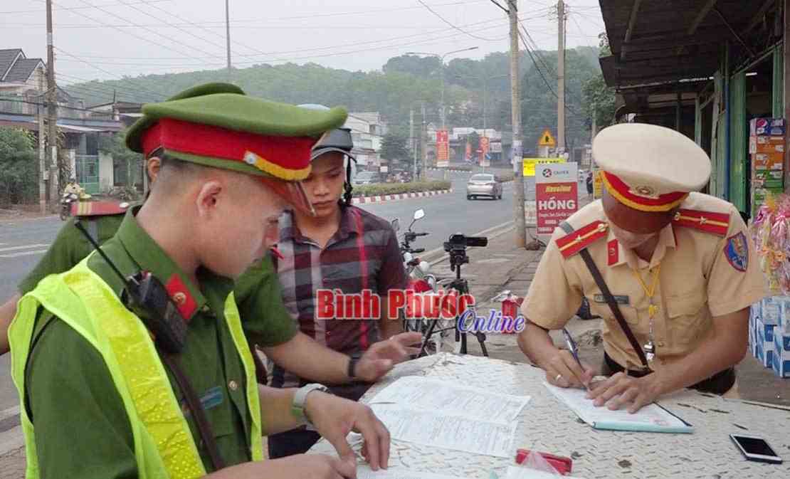 Kết hợp cưỡng chế v&agrave; tuy&ecirc;n truyền trong xử l&yacute; vi phạm nồng độ cồn