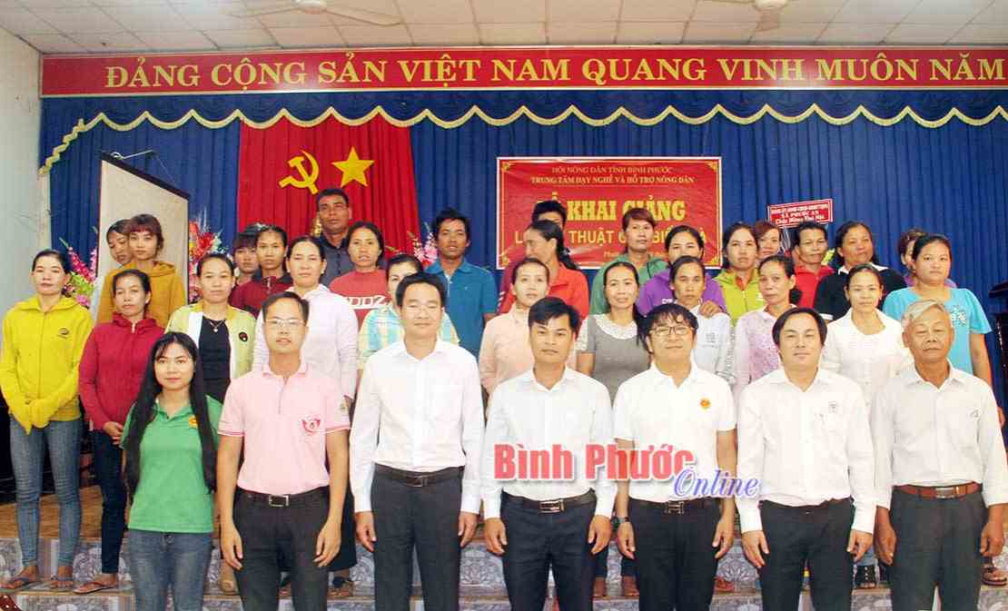 35 học viên DTTS được đào tạo kỹ thuật chế biến gà