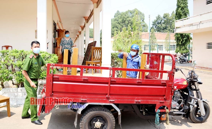 Người dân vui mừng nhận lại tài sản bị trộm cắp