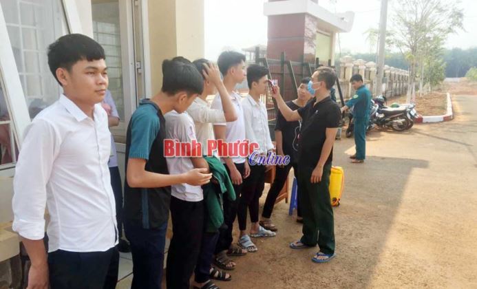 Ban CHQS huyện Ph&uacute; Riềng đẩy mạnh ph&ograve;ng, chống dịch Covid-19