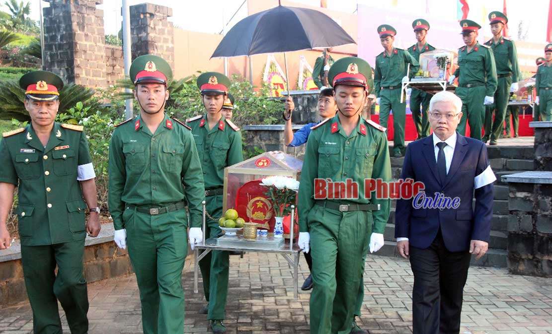 Lãnh đạo tỉnh viếng, truy điệu và an táng hài cốt liệt sĩ