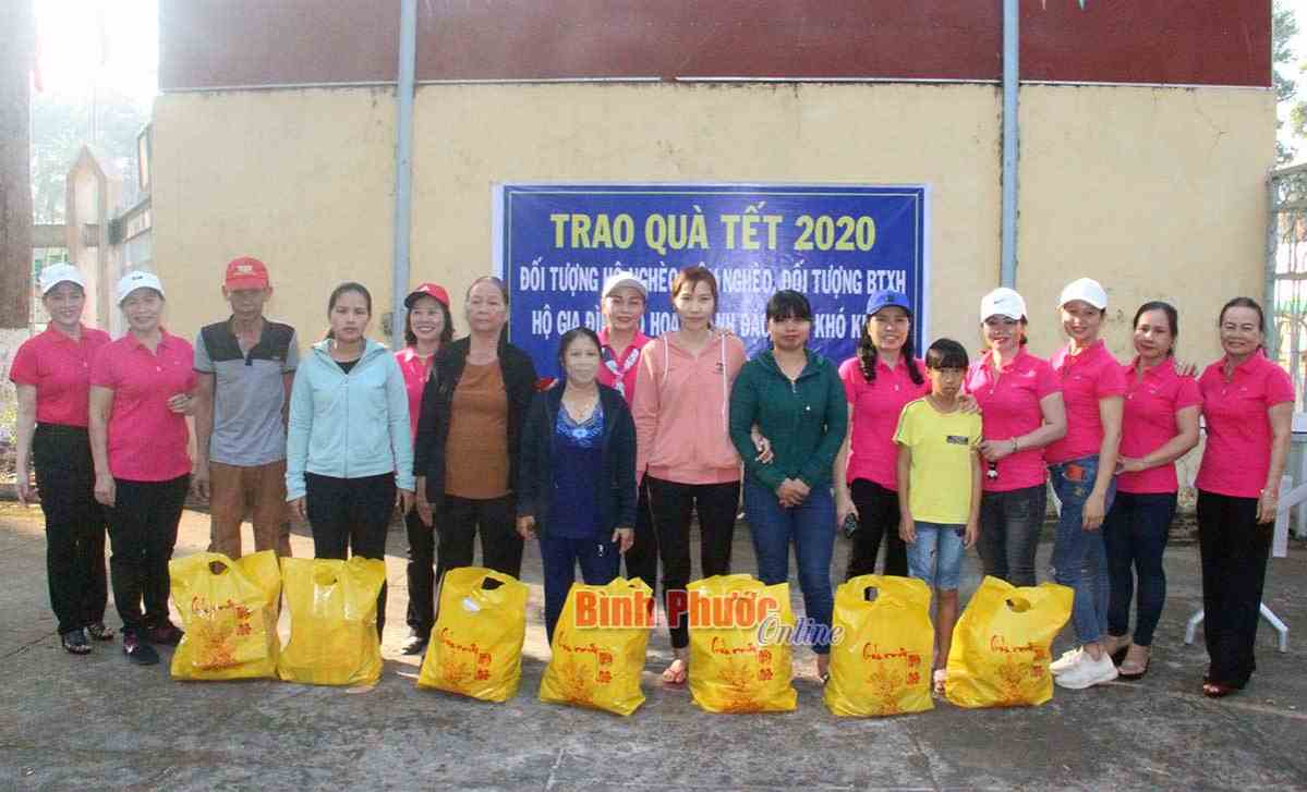 CLB Khiêu vũ thể thao Bình Minh chia sẻ khó khăn với người nghèo