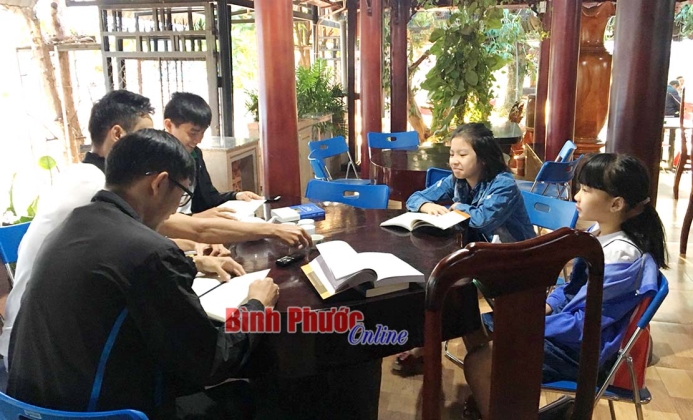 Đọc s&aacute;ch để kh&ocirc;ng lạc hậu