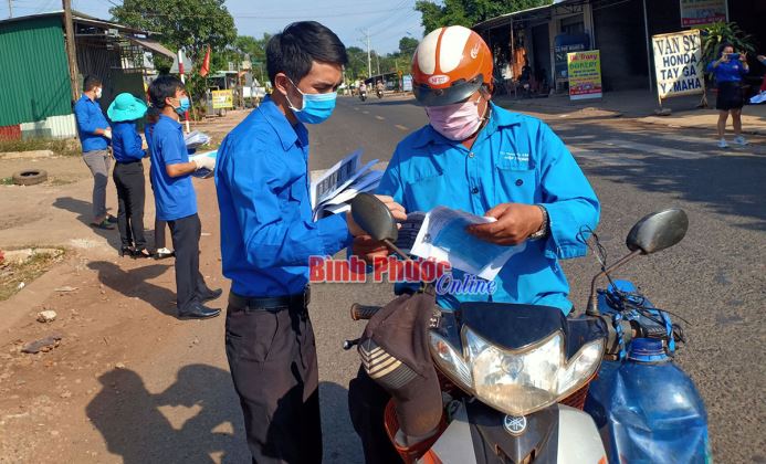 Phát miễn phí 800 khẩu trang và tờ rơi tuyên truyền phòng, chống Covid-19