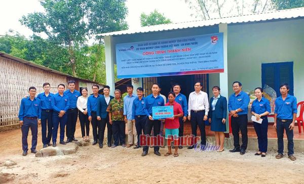 Sửa nhà cho hộ dân tộc thiểu số khó khăn