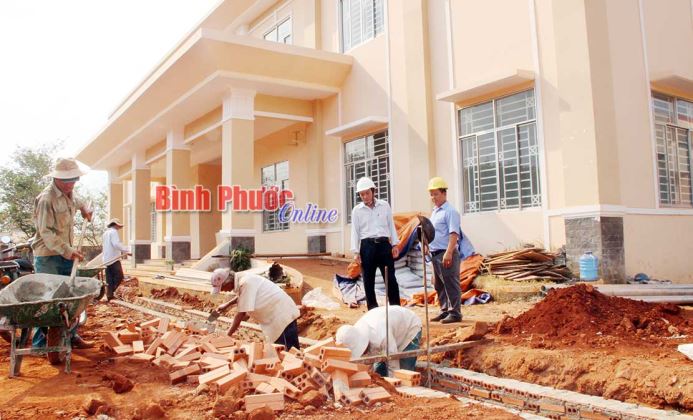 Lộc Ninh gấp rút hoàn thành công trình chào mừng đại hội Đảng