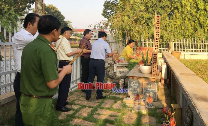 Lãnh đạo tỉnh dâng hương nhân kỷ niệm 45 năm Ngày giải phóng Bình Phước