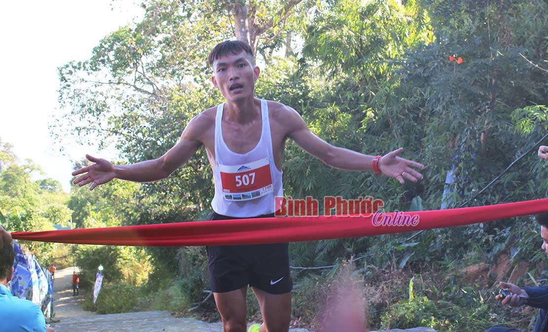 Ho&agrave;ng Nguy&ecirc;n Thanh lần thứ 5 đoạt &ldquo;Vua leo n&uacute;i&rdquo; Giải việt d&atilde; &ldquo;Chinh phục đỉnh cao B&agrave; R&aacute;&rdquo;