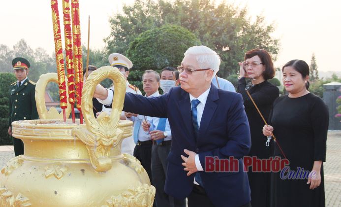 Viếng nghĩa trang liệt sĩ nh&acirc;n kỷ niệm 45 năm Ng&agrave;y giải ph&oacute;ng B&igrave;nh Phước