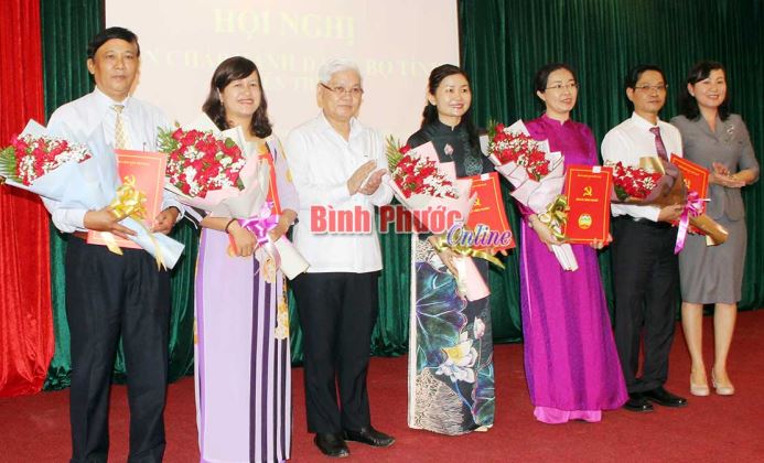 Trao các quyết định về công tác cán bộ của tỉnh