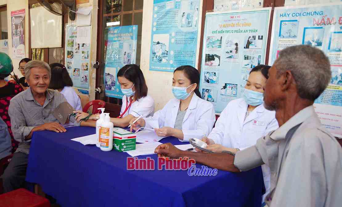 Hơn 200 người d&acirc;n x&atilde; Lộc Tấn được kh&aacute;m bệnh, tặng qu&agrave; 