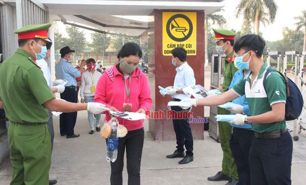 Cấp 2.000 khẩu trang miễn phí cho công nhân