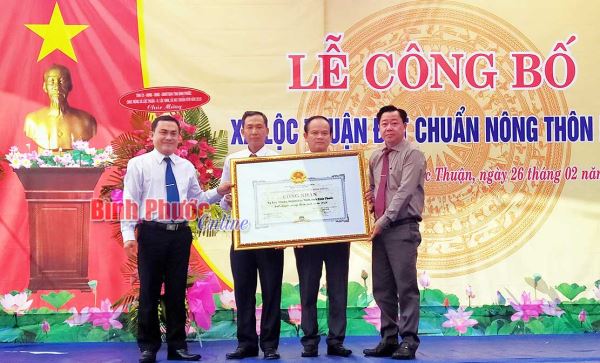 Lộc Thuận đón bằng công nhận đạt chuẩn nông thôn mới