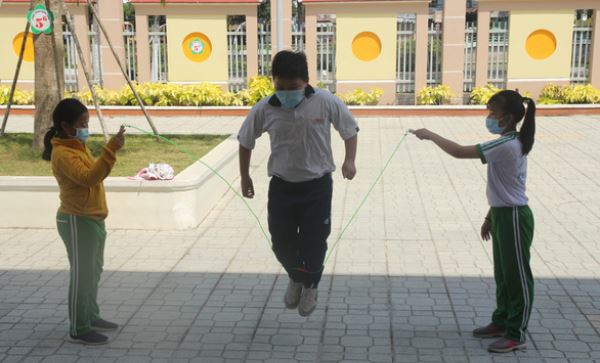 Cô gái về nhà mới biết bị COVID-19, Bến Tre cách ly gần 1.600 người