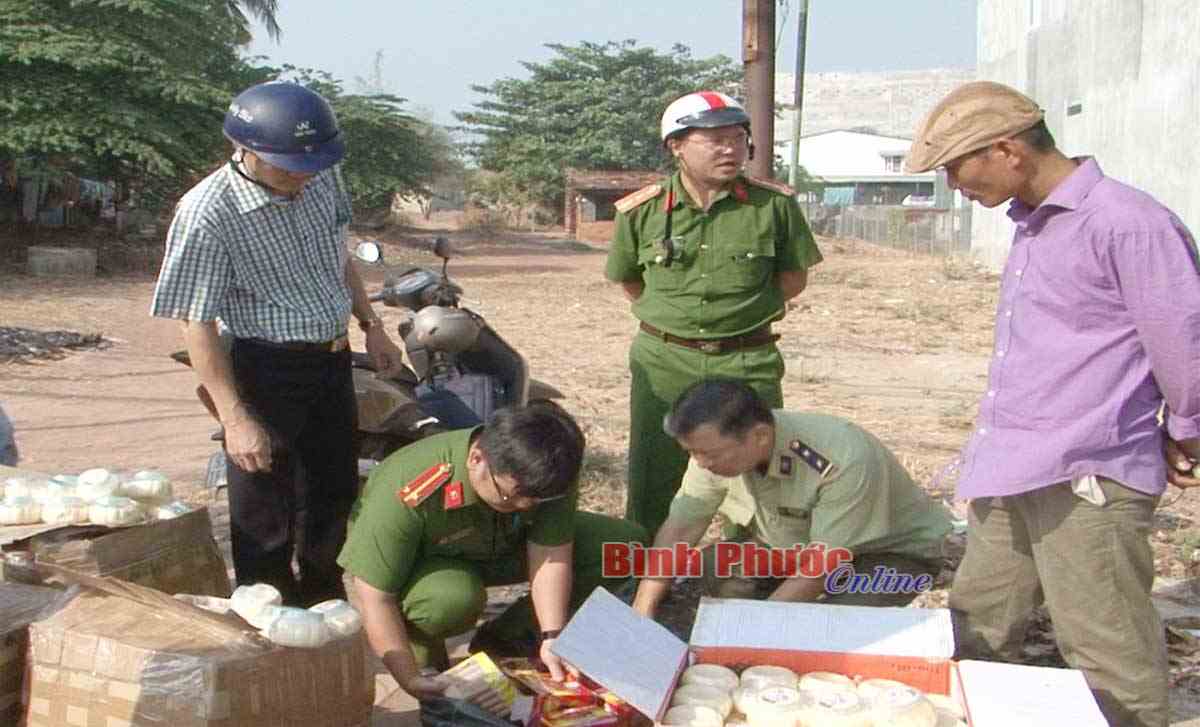 Gần 1.000 mỹ phẩm và pháo lậu bị bỏ bên đường