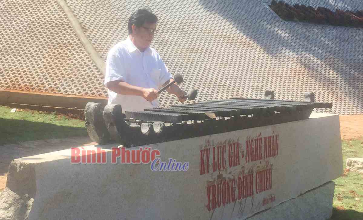 Khu bảo tồn văn h&oacute;a S'ti&ecirc;ng s&oacute;c Bom Bo đưa bộ đ&agrave;n đ&aacute; 20 tấn phục vụ kh&aacute;ch du xu&acirc;n 