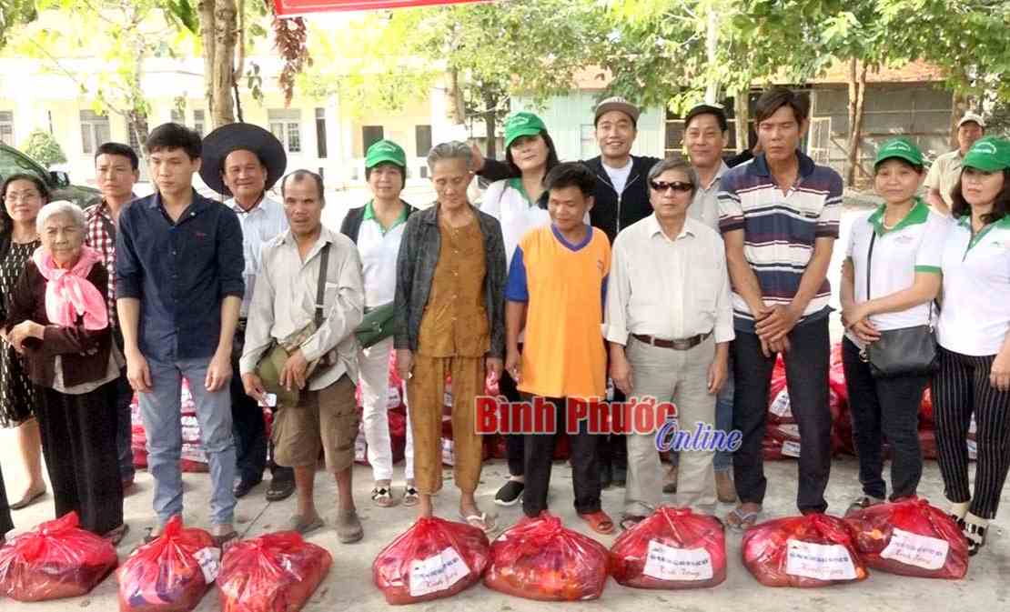 Chơn Thành: Mỗi hội viên người mù được tặng 2 phần quà 