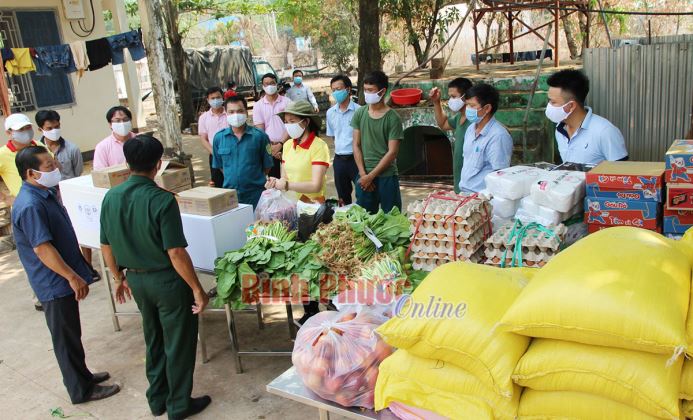 Nông dân Bình Phước trao tặng nhu yếu phẩm cho các khu cách ly tập trung