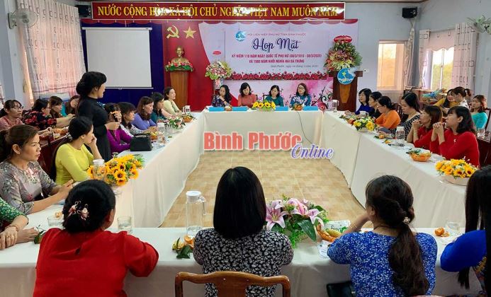 Họp mặt ng&agrave;y quốc tế phụ nữ