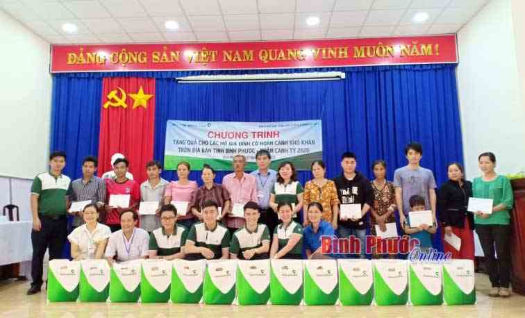 Vietcombank Bình Phước tặng quà tết cho các bệnh nhân, gia đình có hoàn cảnh khó khăn