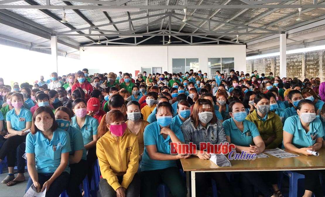 Tuyên truyền, giải đáp những thông tin liên quan virus Corona  cho công nhân