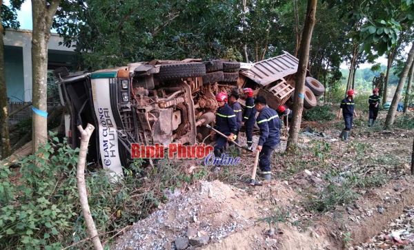 Mất thắng khi xuống dốc, 2 xe Ben t&ocirc;ng nhau lật ngang