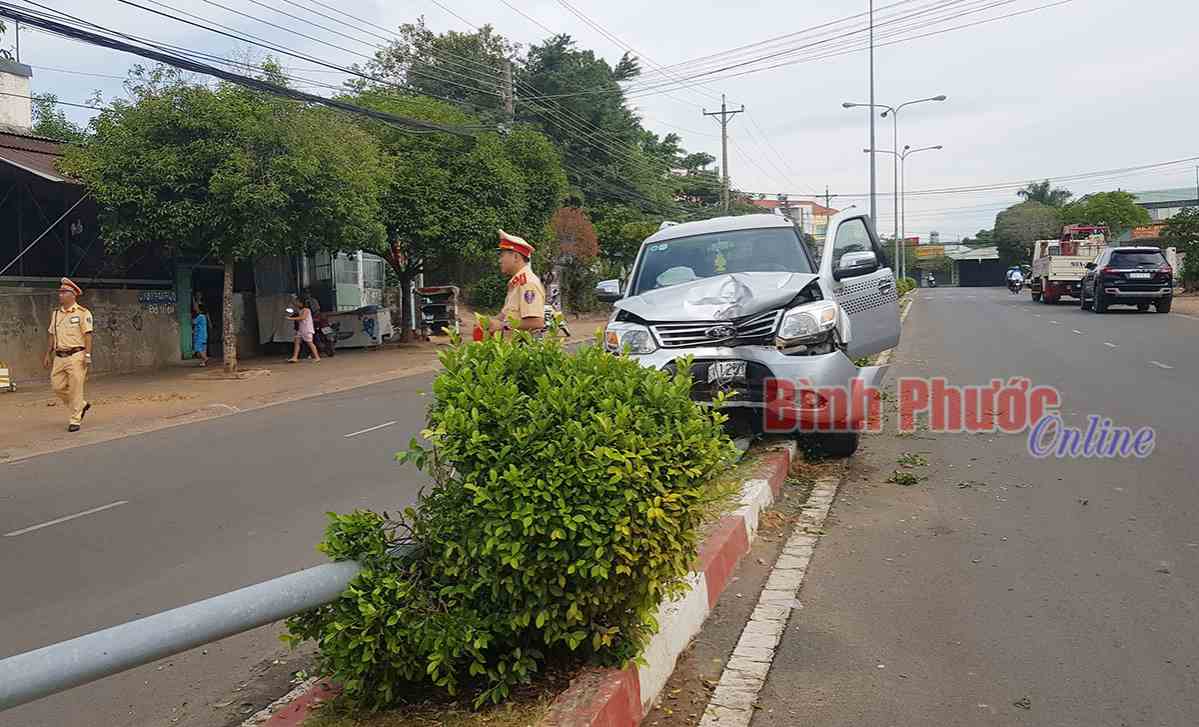 Ô tô leo dải phân cách, tông gãy cây xanh và trụ đèn